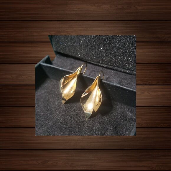 Vintage Avon Goldtone Lily Petal Drop Earrings - Picture 1 of 2